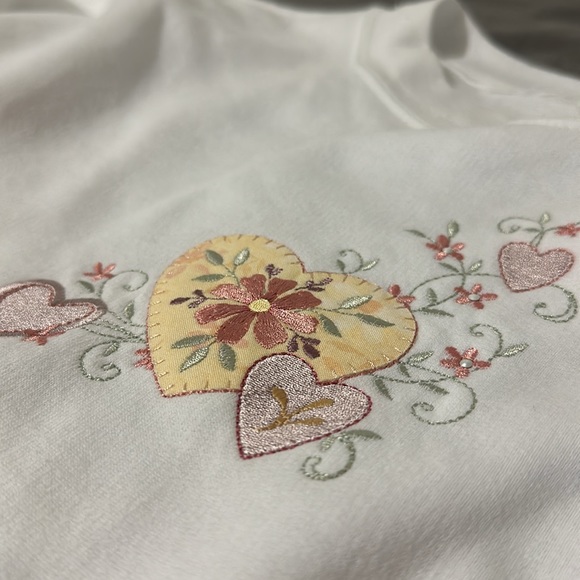 VTG embroidered hearts & flowers sweater - Picture 8 of 8